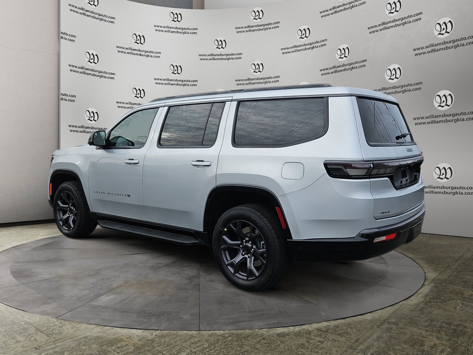 New 2026 Silver-Zynith Exterior Paint Jeep Limited Altitude image 3