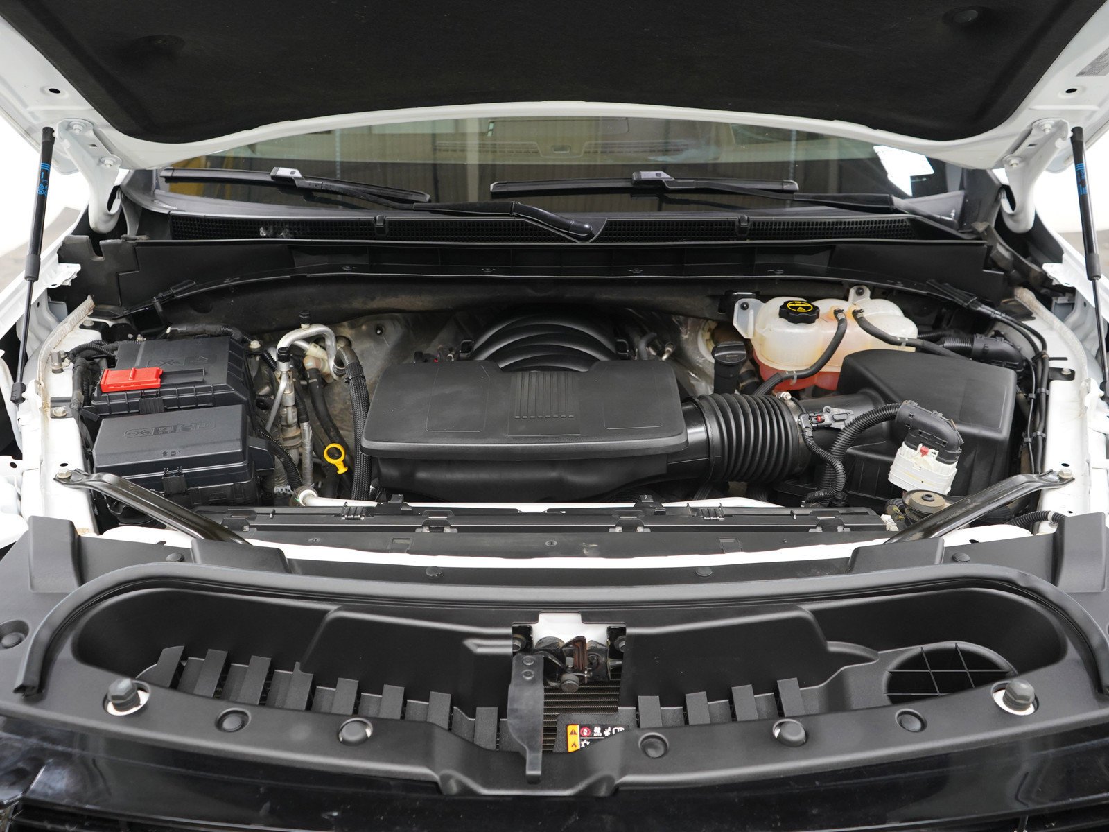 Used 2025 Summit White GMC Elevation image 32