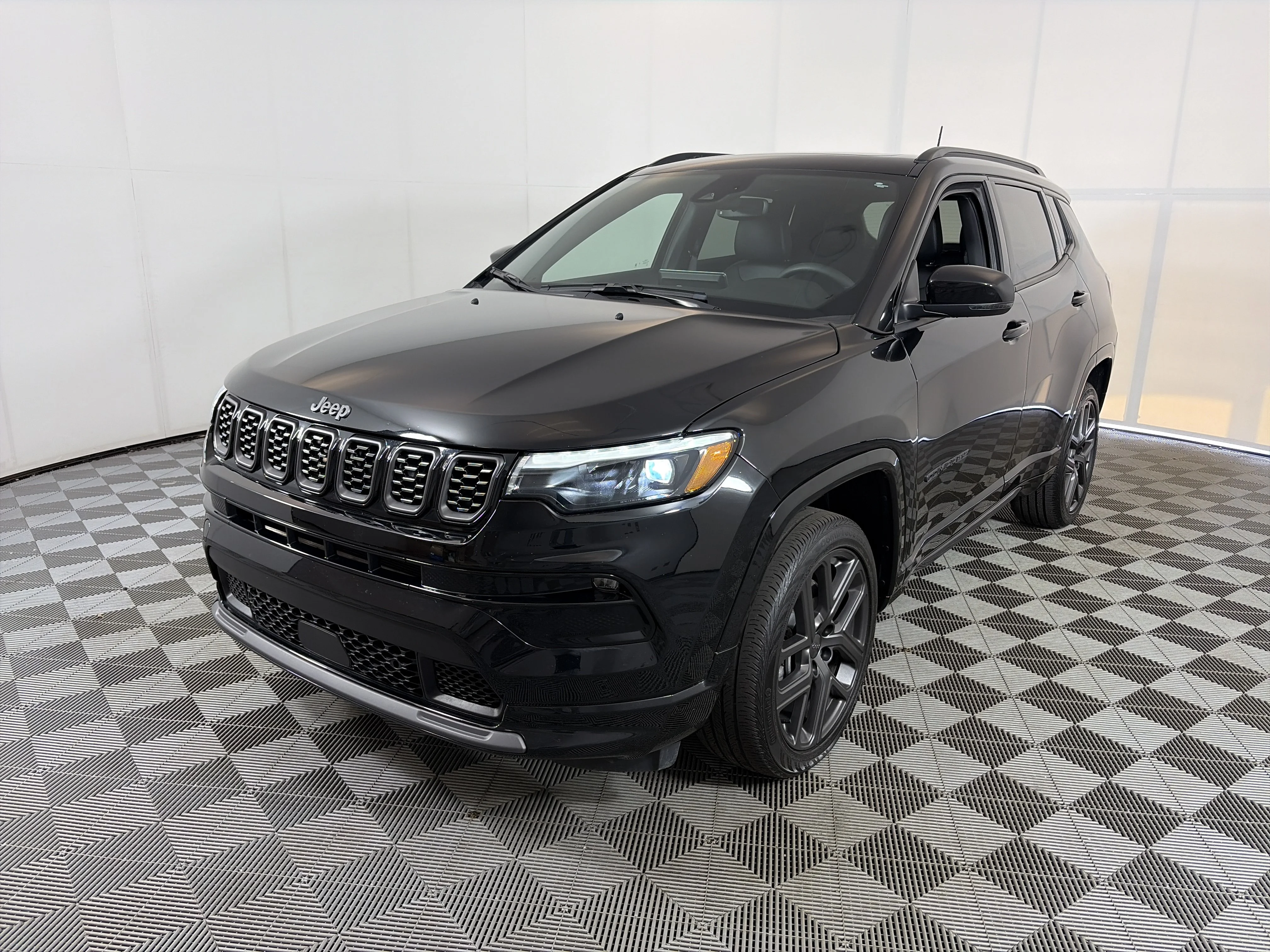 Used 2024 Diamond Black Crystal Pearlcoat Jeep Limited image 2