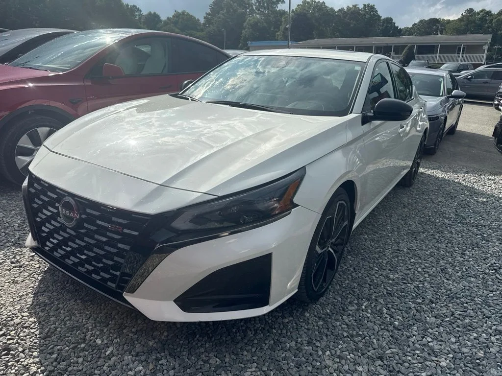 Used 2023 White Nissan 2.5 SR image 1