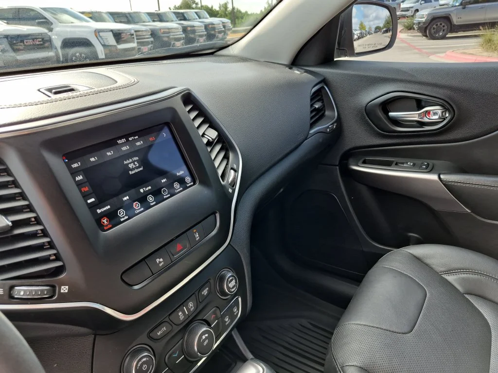 Used 2021 White Jeep Latitude Lux image 23
