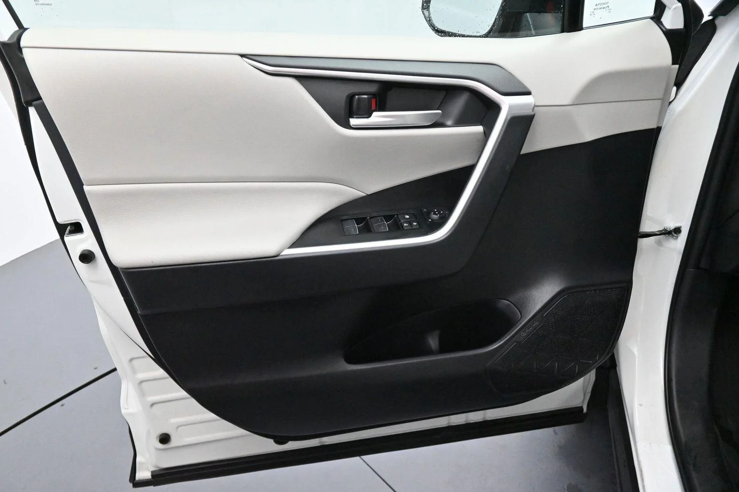 Used 2025 White Toyota XLE image 10