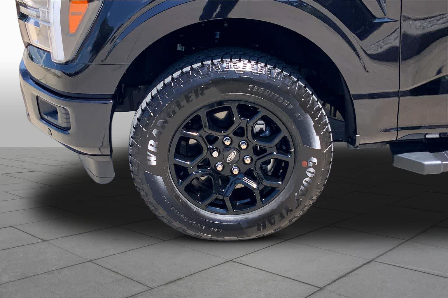 Used 2025 Agate Black Metallic Ford LARIAT image 20