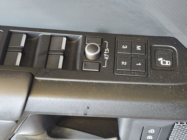 Used 2022 Black Land Rover  image 29