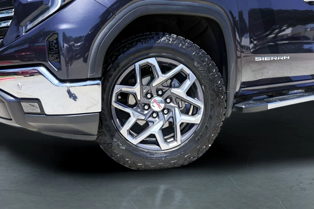 Used 2023 Silver GMC SLT image 4