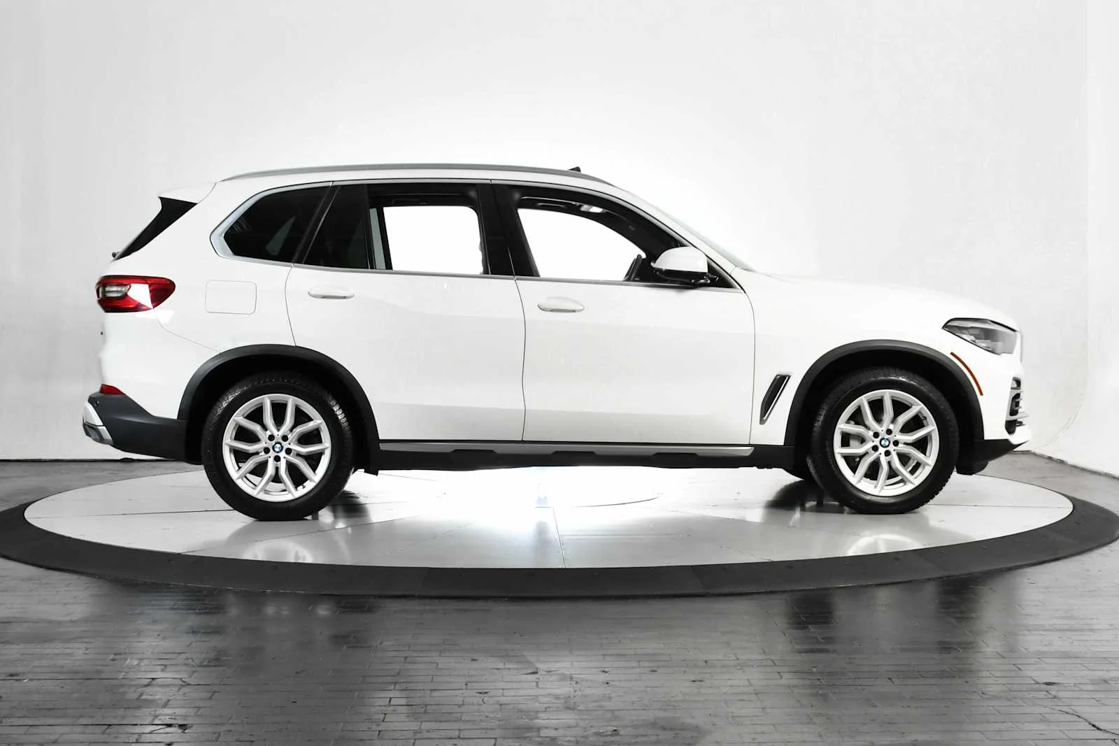Used 2020 Alpine White BMW sDrive40i image 7