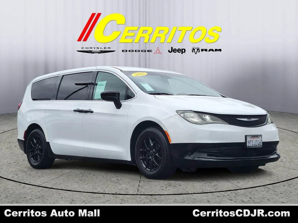 2023 Chrysler Voyager LX's photo
