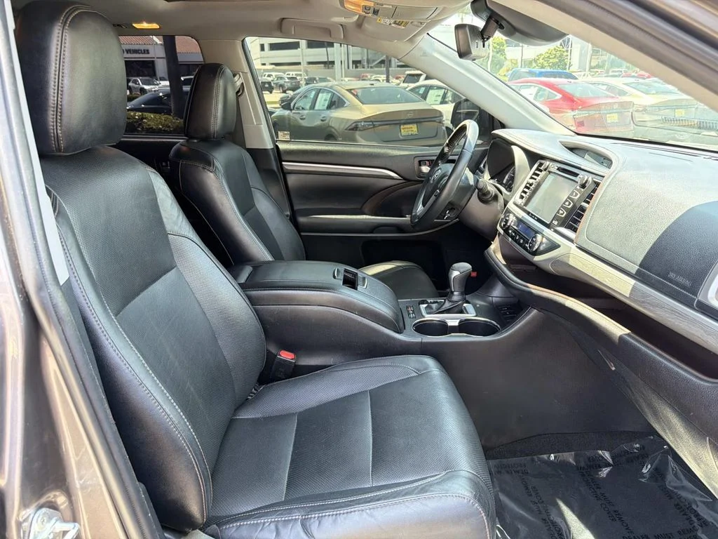 Used 2019 Predawn Gray Mica Toyota Limited image 31