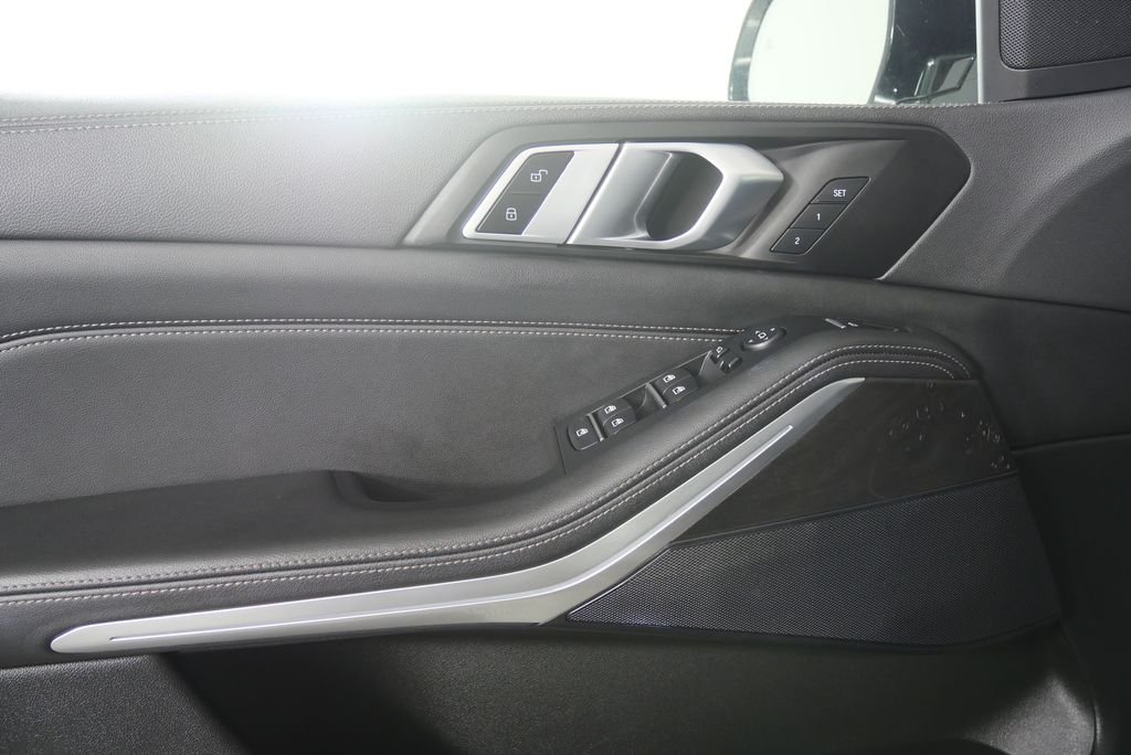 Used 2023 Mineral White Metallic BMW sDrive40i image 8