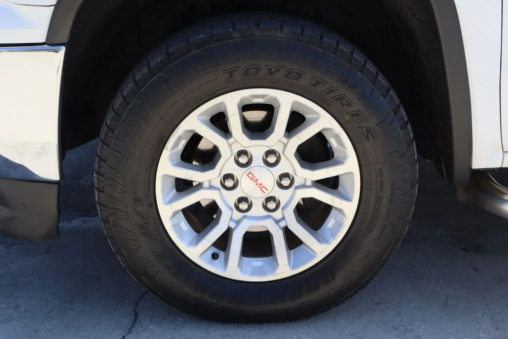 Used 2016 White GMC Base image 30