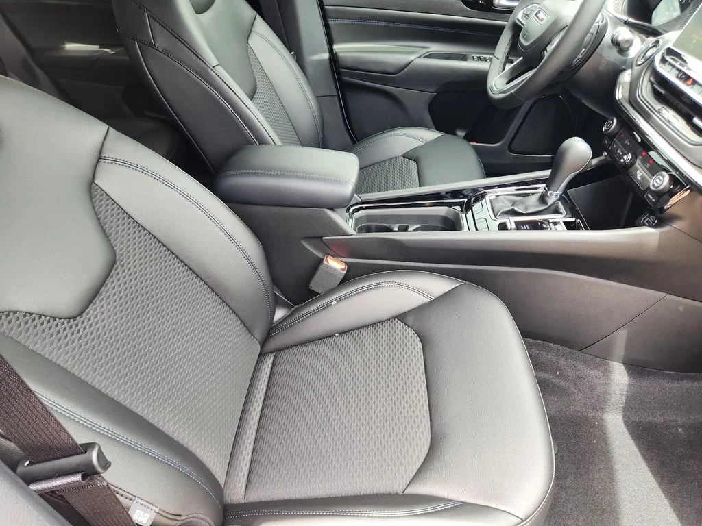New 2026 Bright White Clear-Coat Exterior Paint Jeep Latitude image 8