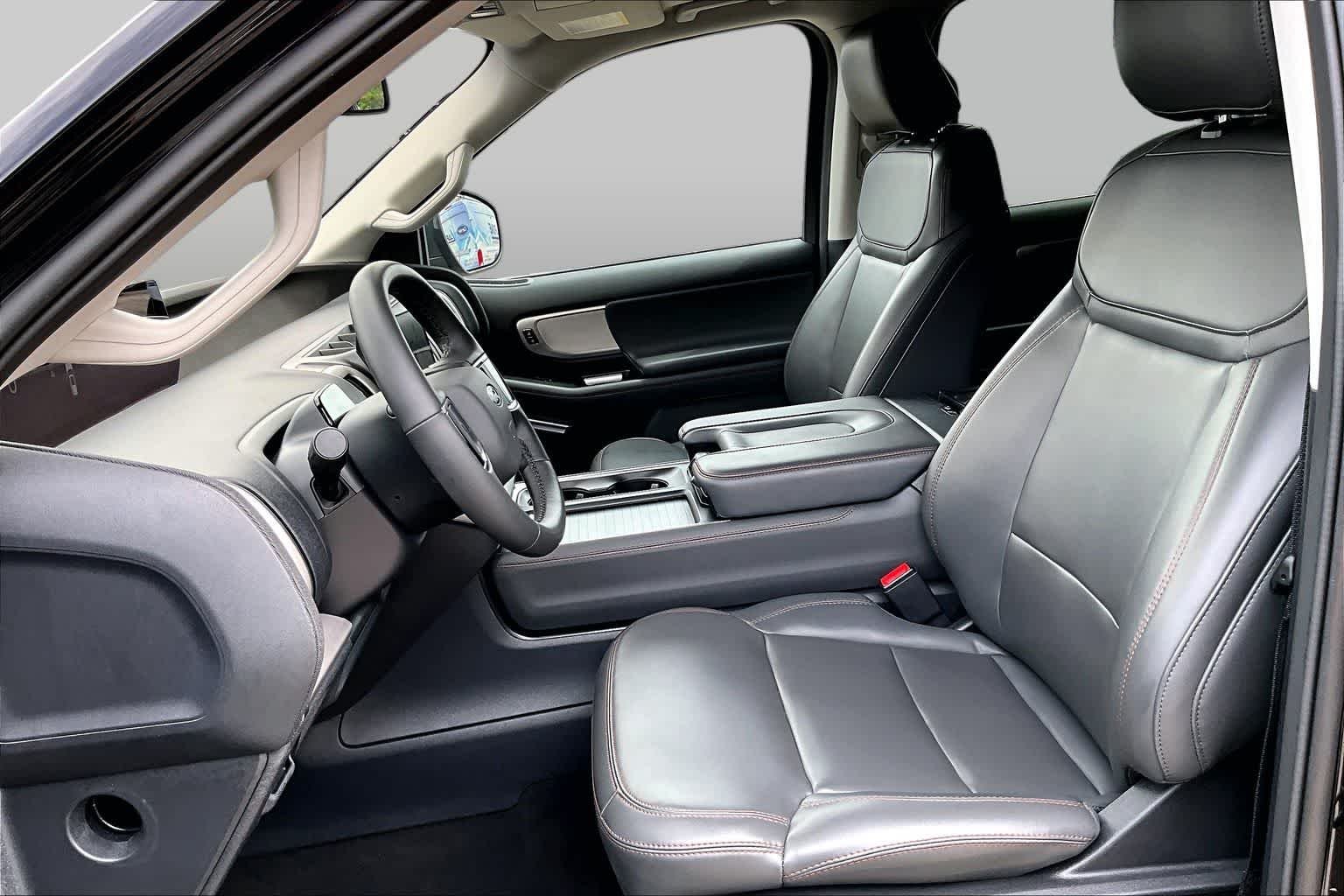 Used 2025 Agate Black Metallic Ford Active image 8