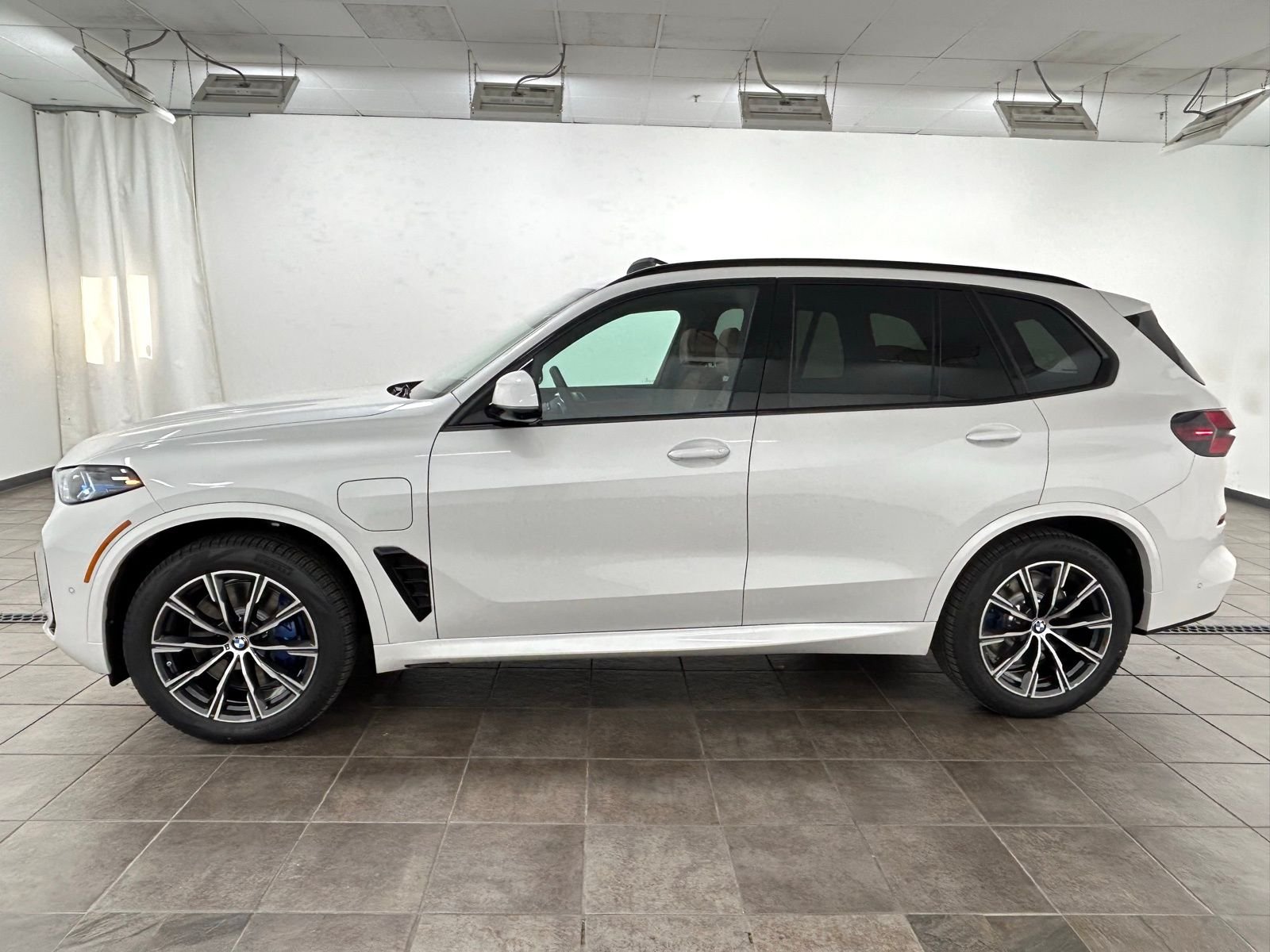 New 2026 Mineral White Metallic BMW xDrive50e image 2
