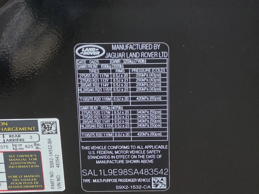 New 2025 Santorini Black LAND ROVER Dynamic SE image 37