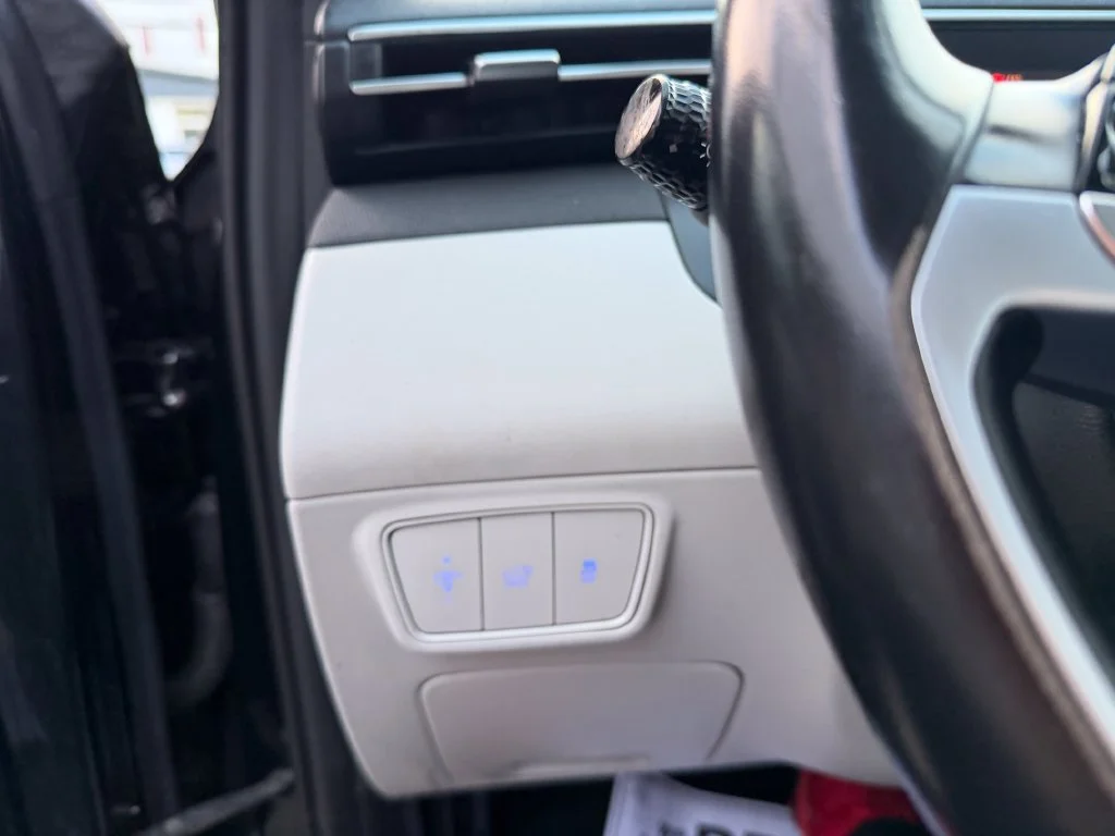 Used 2022 Black Hyundai SEL image 13