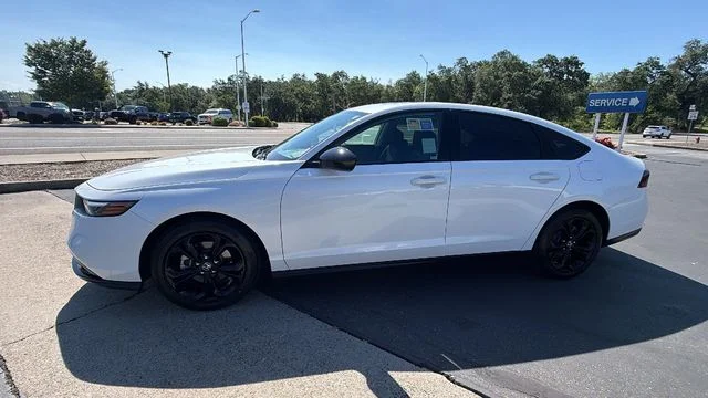 Used 2025 White Honda SE image 7