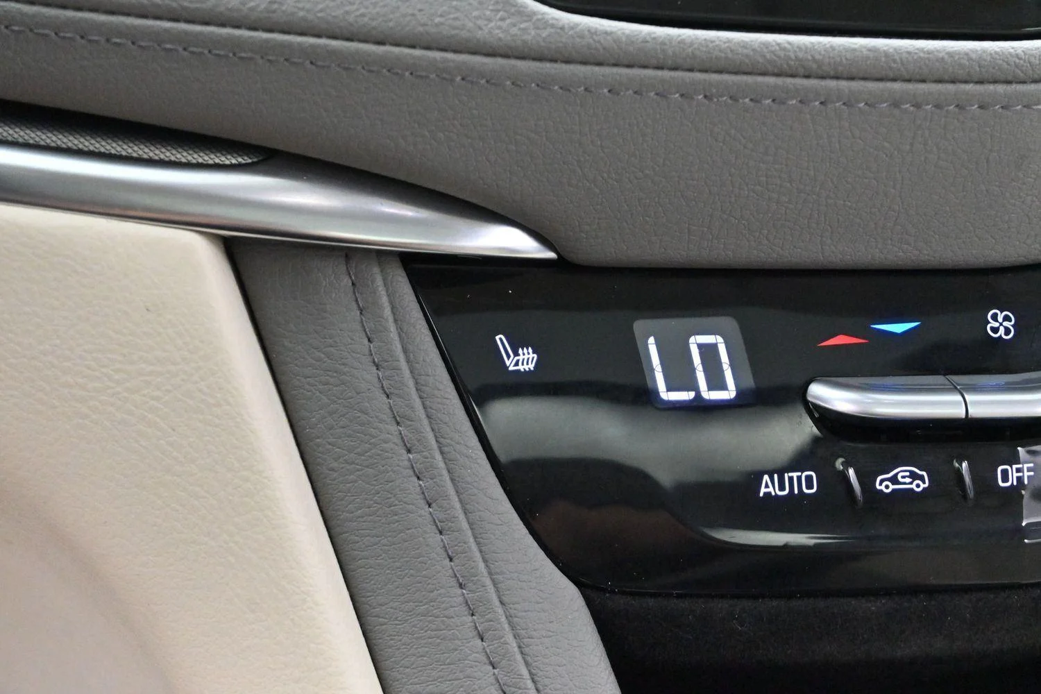 Used 2017 CRYSTAL WHITE TRICOAT Cadillac Luxury FWD image 26