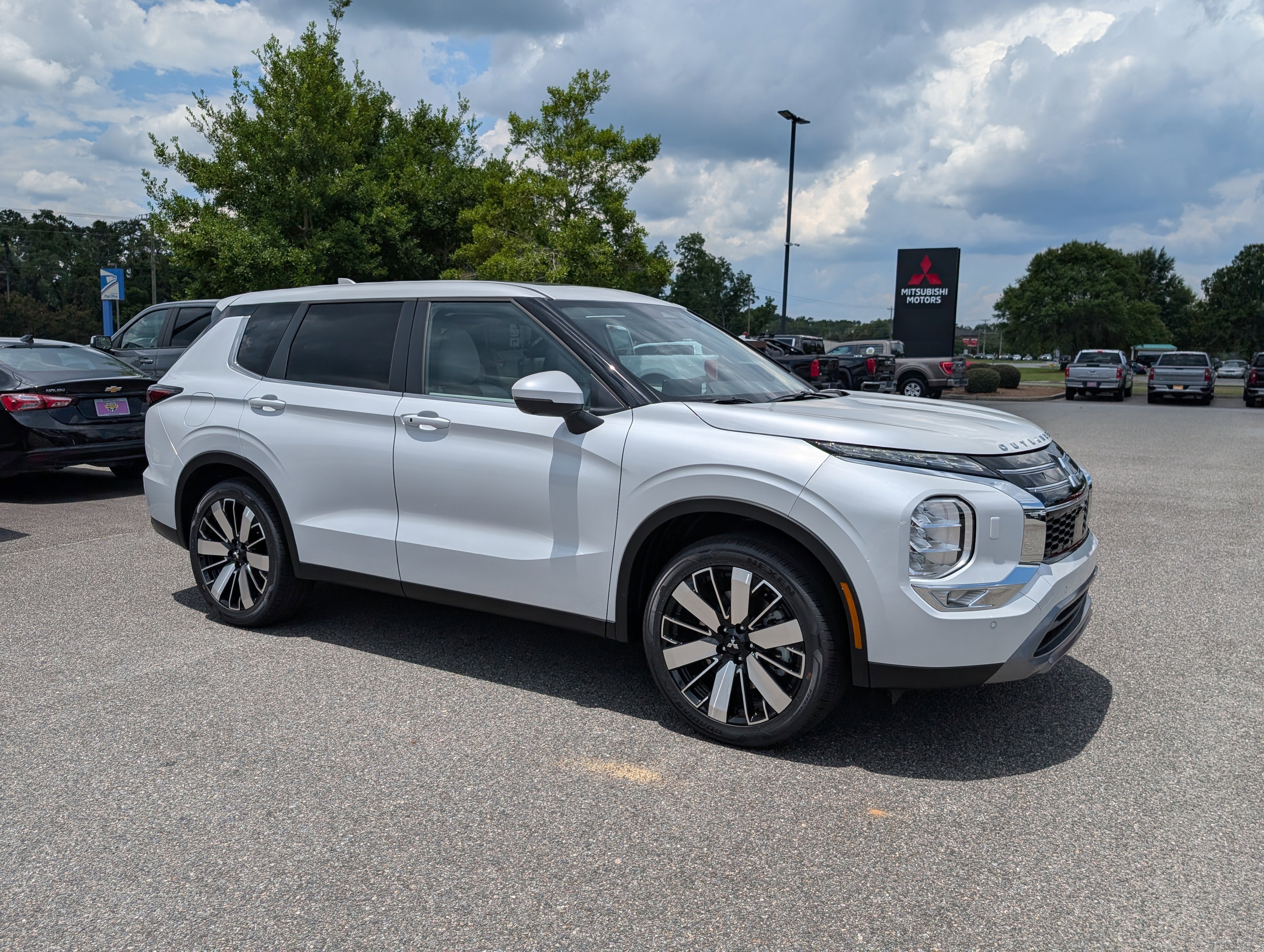 Used 2025 White Diamond Mitsubishi SE image 3