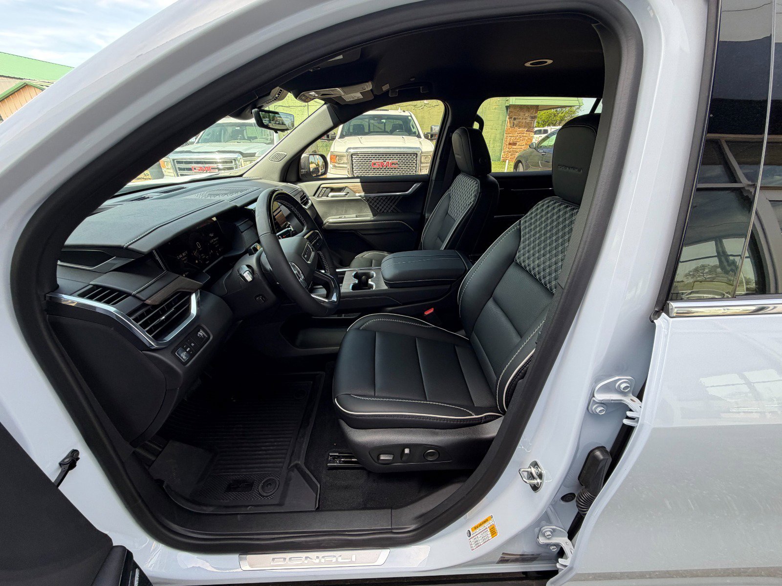 2026 GMC Acadia Denali - Photo 5