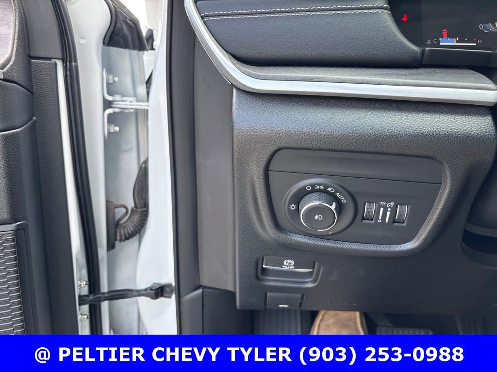 Used 2023  Jeep Limited image 13