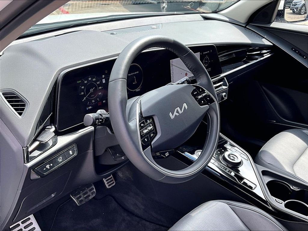Used 2023 White Kia Wave image 8