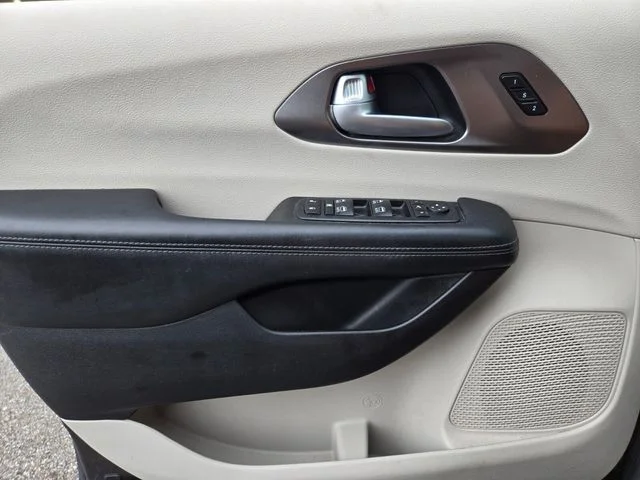 Used 2017 Gray Chrysler Limited image 36