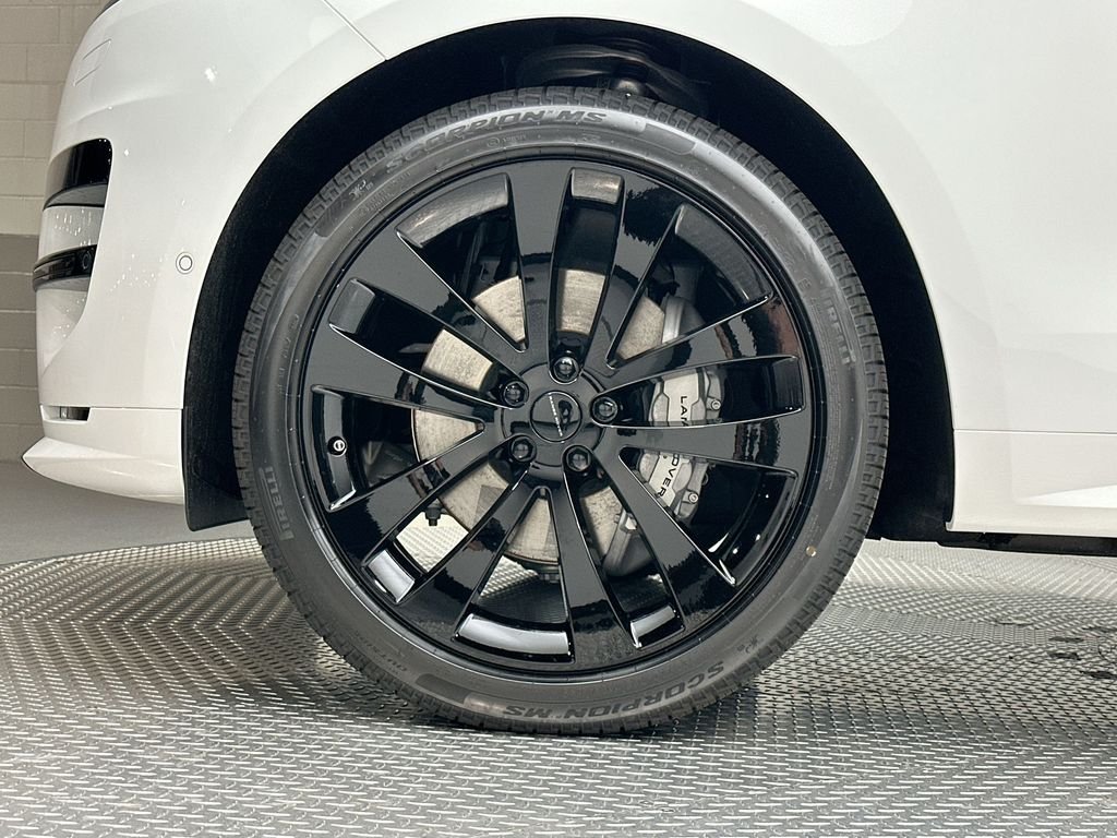 New 2026 Fuji White Land Rover Dynamic SE image 5