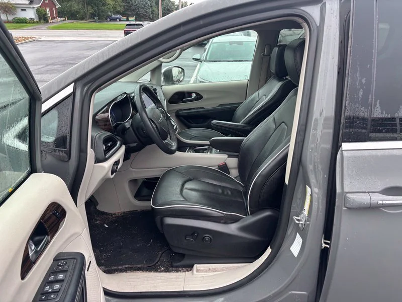Used 2022 White Chrysler Limited image 11