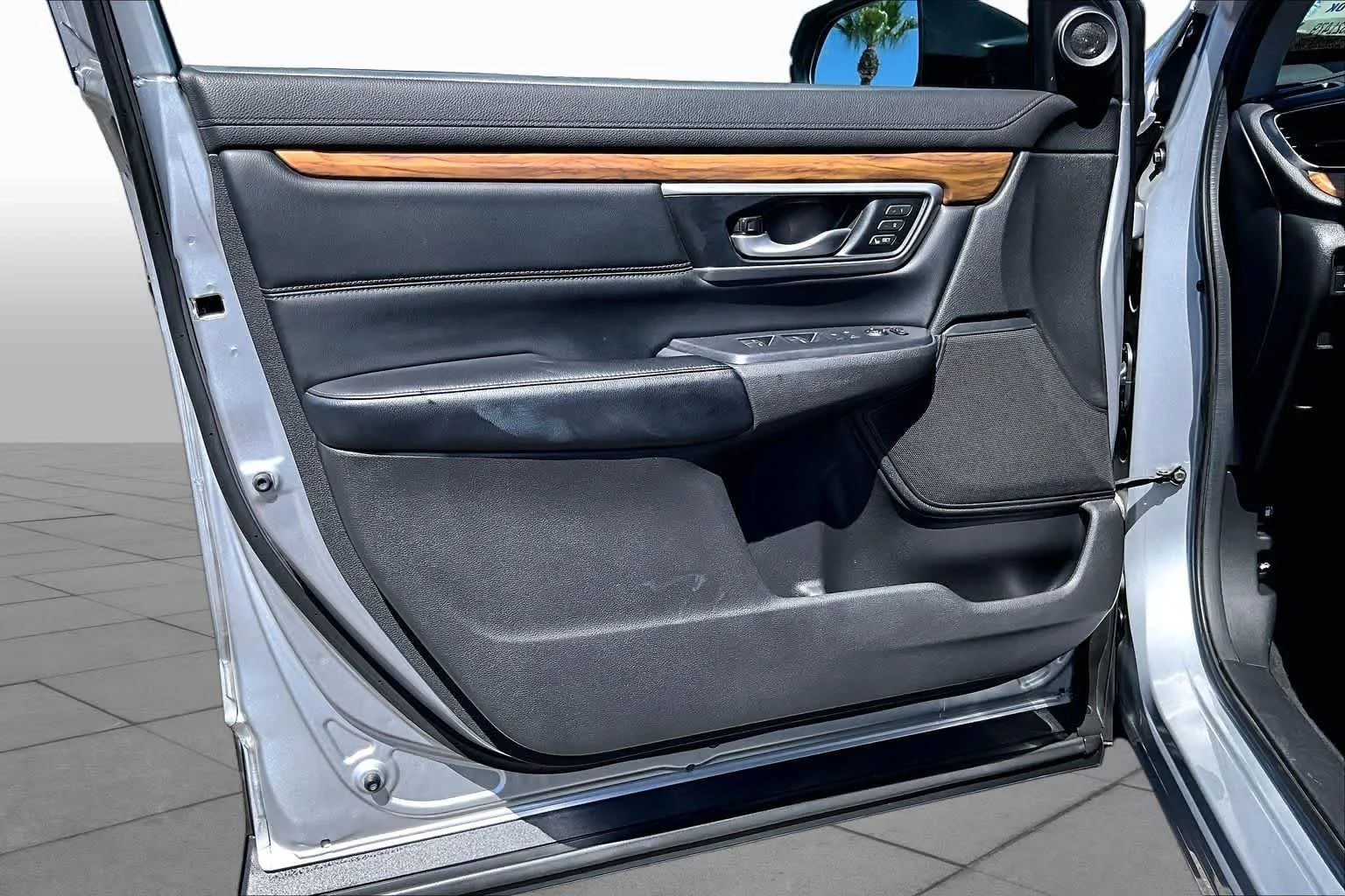 Used 2018 Lunar Silver Metallic Honda Touring image 20