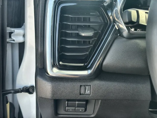 Used 2025 Summit White GMC Elevation image 17