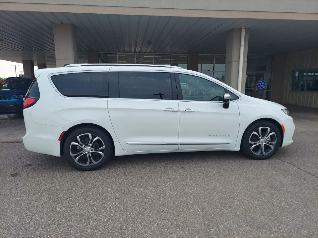 New 2026 Bright White Clear-Coat Exterior Paint Chrysler Pinnacle image 8