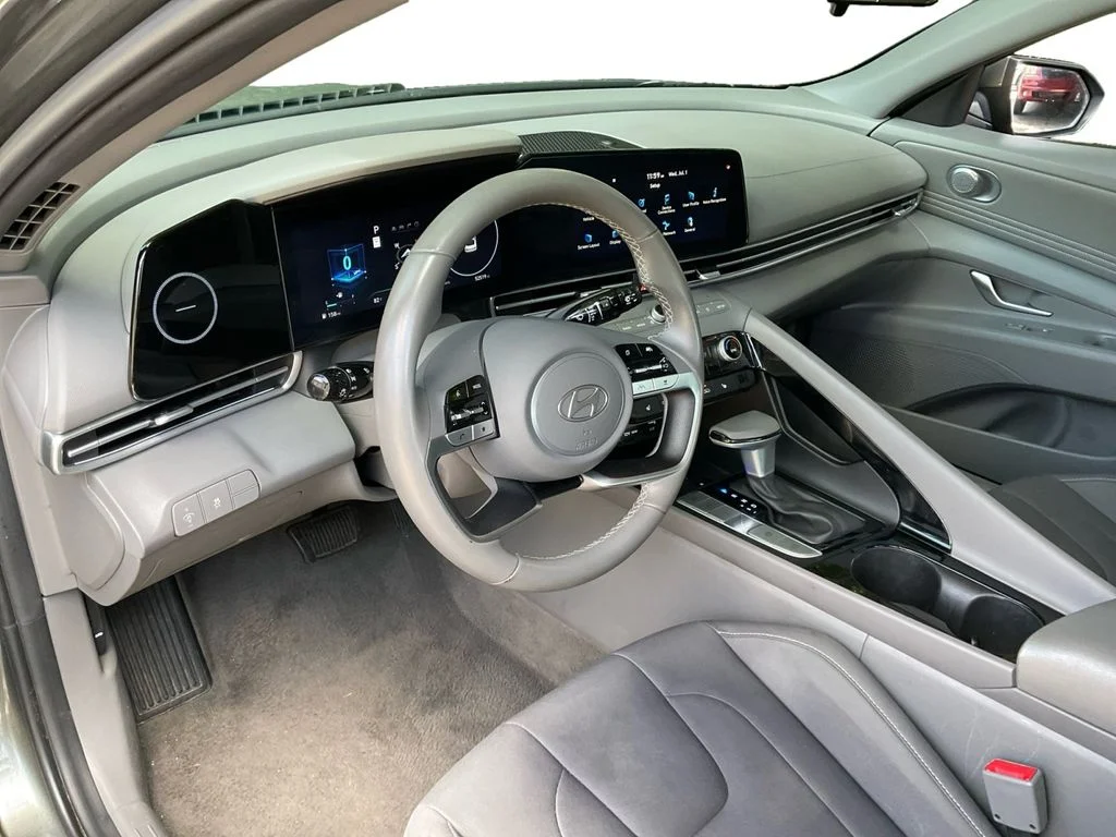 Used 2025 Gray Hyundai SEL Convenience image 18