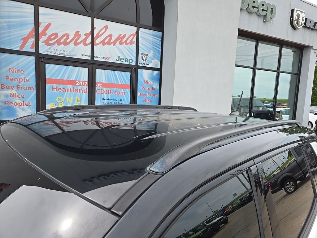 Used 2018 White Jeep Latitude image 18