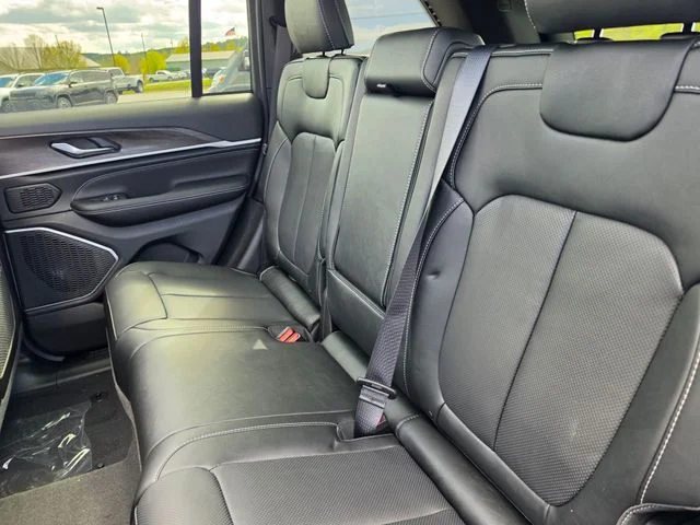 New 2026 Diamond Black Crystal Pearl-Coat Exterior Paint Jeep Limited Reserve image 10