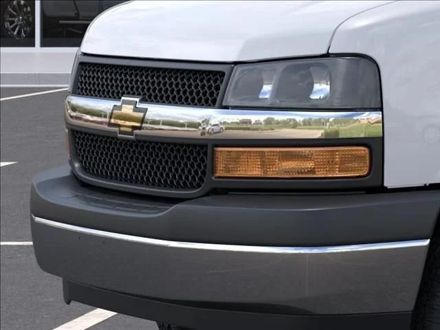 New 2026 Summit White Chevrolet 1WT image 13