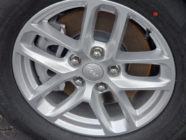 New 2026 Bright White Clear-Coat Exterior Paint Jeep Laredo image 22