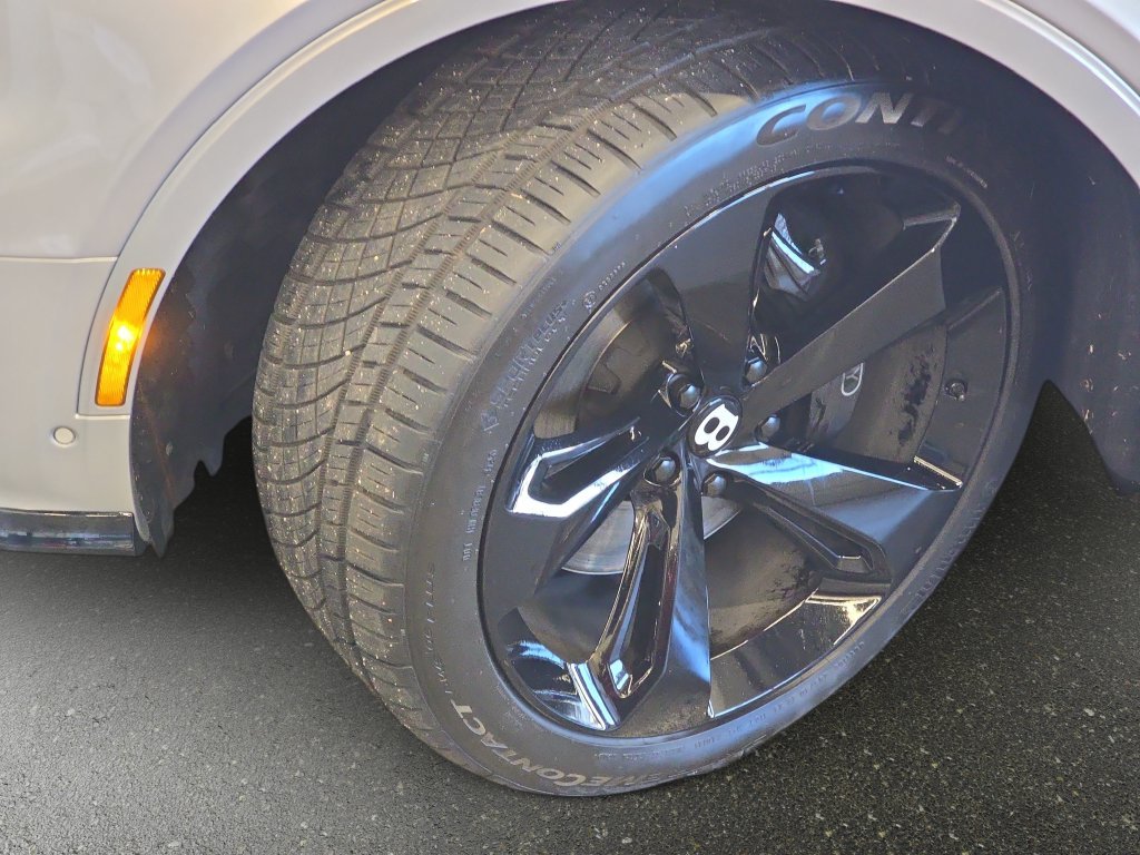 Used 2022 Silver Bentley  image 35
