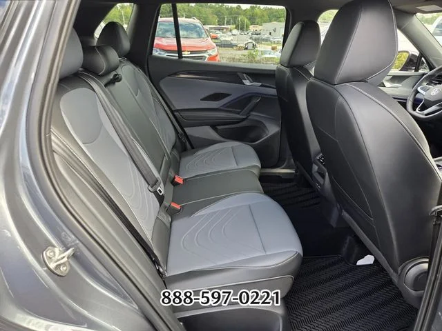 Certified Used 2025 Platinum Gray Metallic Volkswagen 2.0T SE R-LINE BLACK image 19