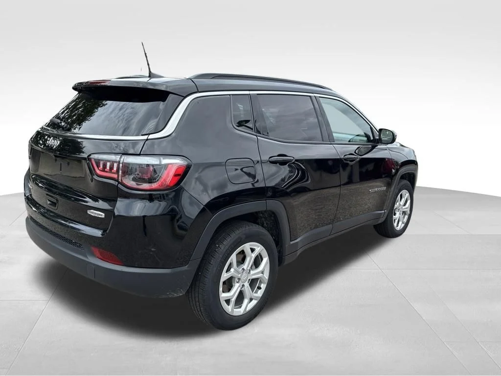 Used 2024 Black Jeep Latitude image 5