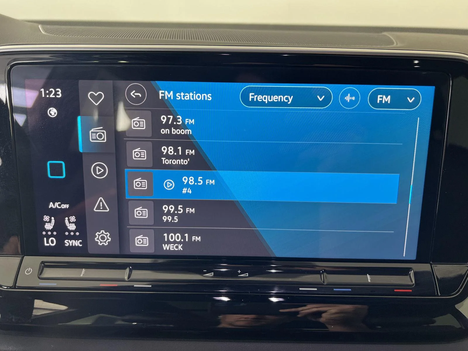Used 2024  Volkswagen 2.0T SE w/Technology image 15