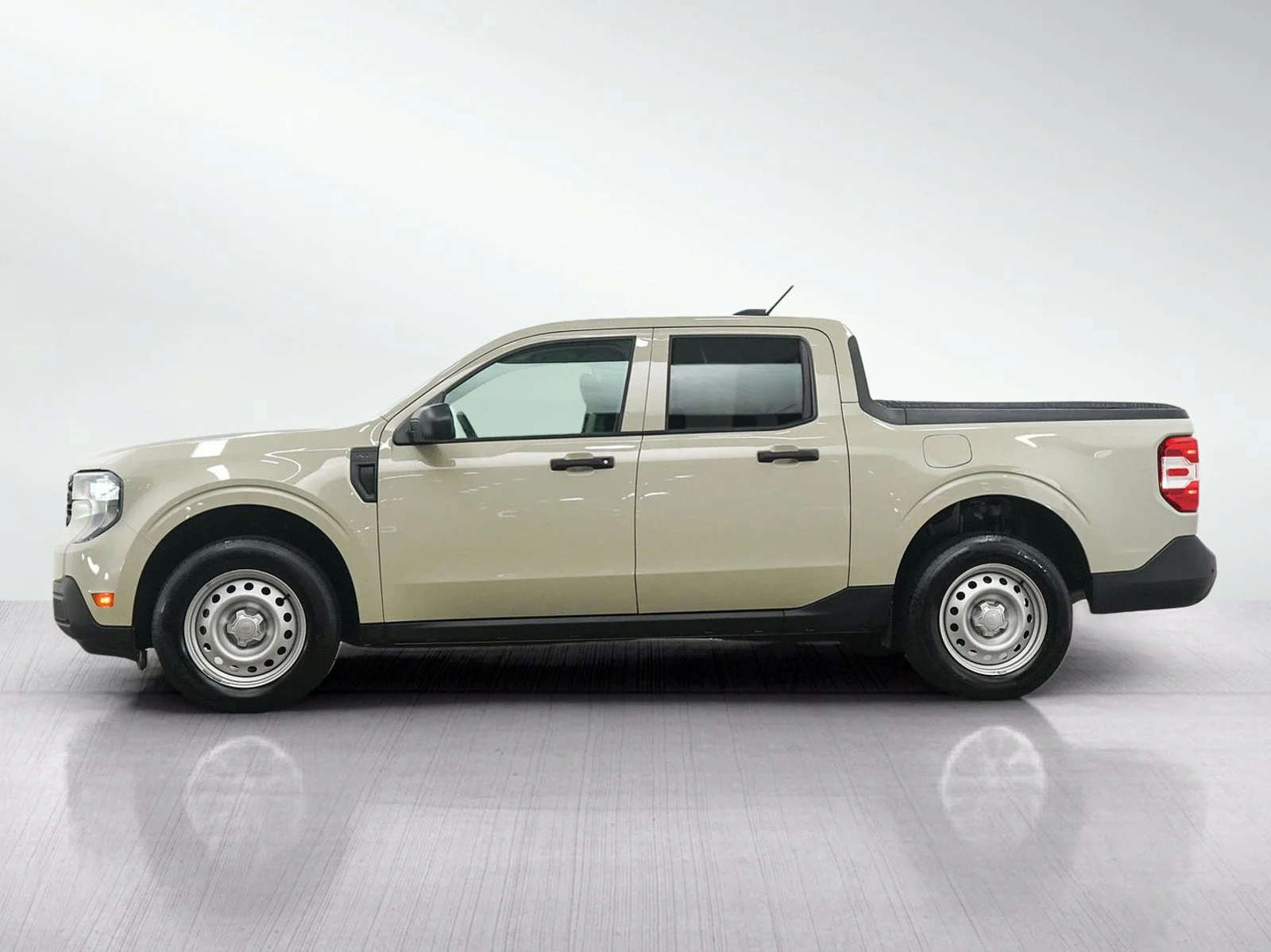 Used 2025 Beige Ford XL image 3