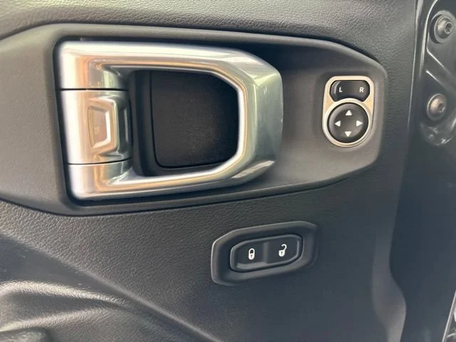 Used 2022 Black Jeep Altitude image 6