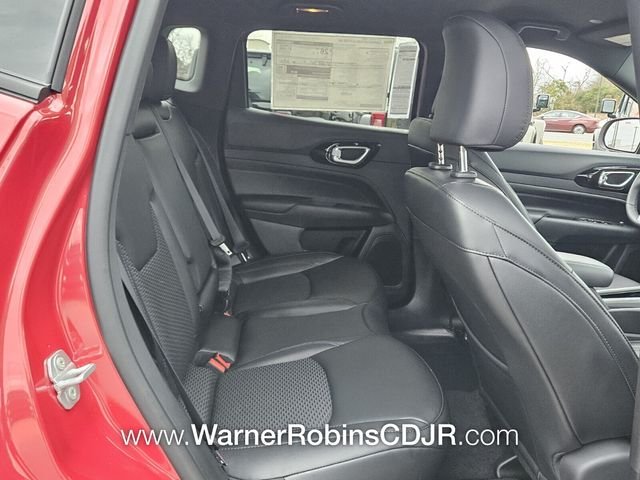 New 2026 Red Hot Pearl-Coat Exterior Paint Jeep Latitude image 15