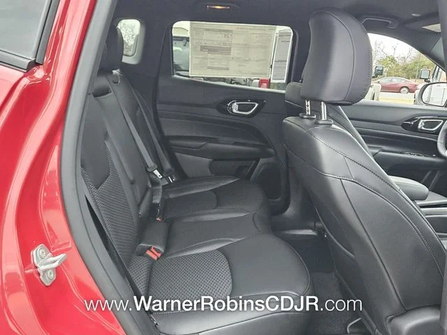 New 2026 Red Hot Pearl-Coat Exterior Paint Jeep Latitude image 15