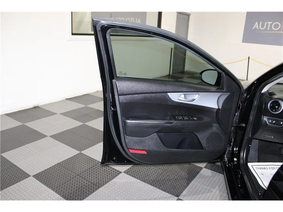 2023 Kia Forte LXS - Photo 11