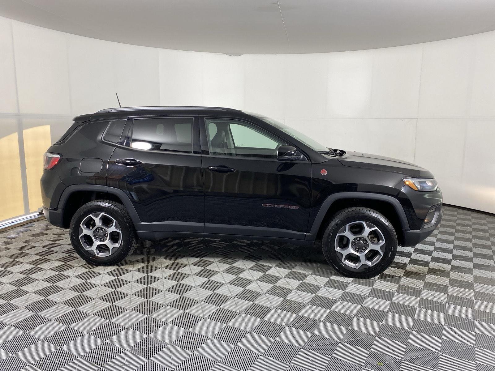 Used 2022 Diamond Black Crystal Pearlcoa Jeep Trailhawk image 9