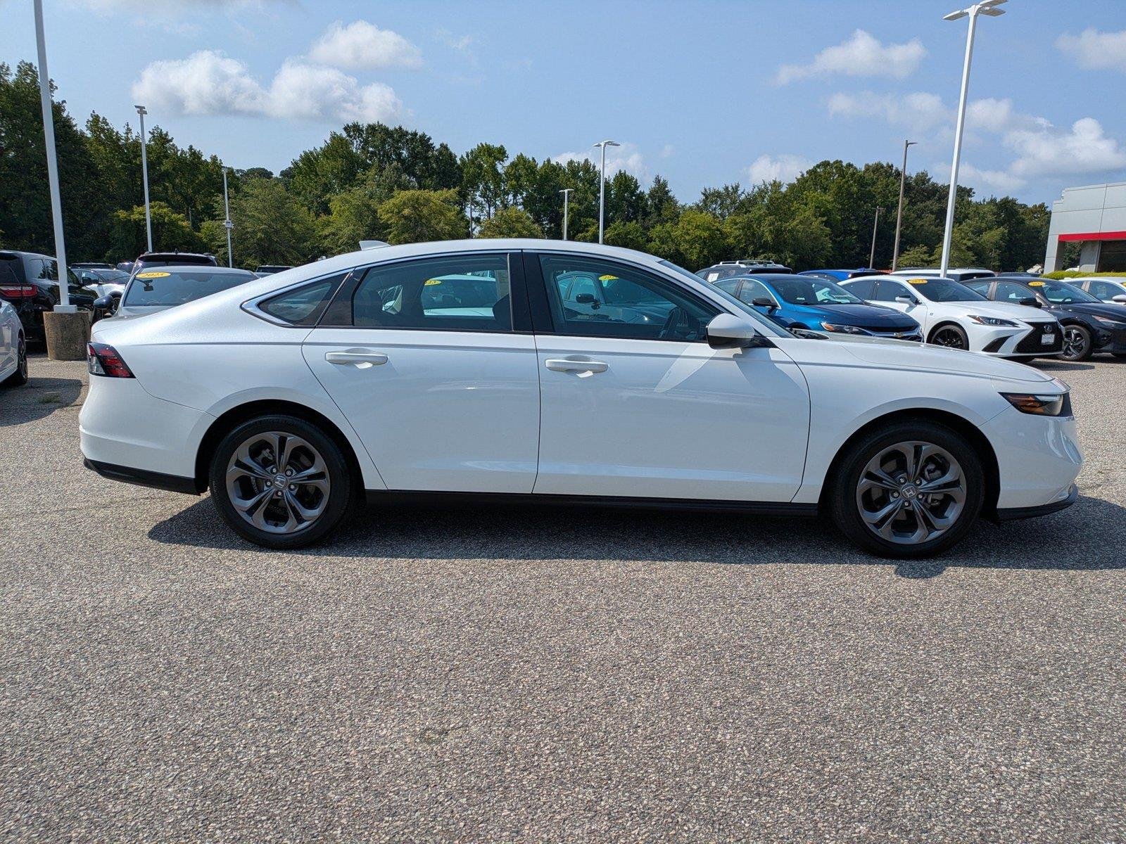 Used 2023 Platinum White Pearl Honda EX image 3