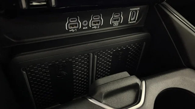 New 2026 Diamond Black Crystal Pearl-Coat Exterior Paint RAM Laramie image 30