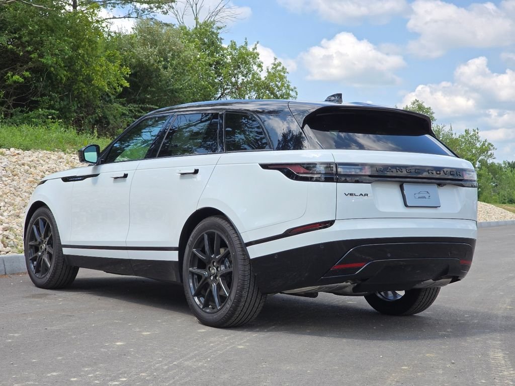 New 2026 Fuji White Land Rover Dynamic se image 4
