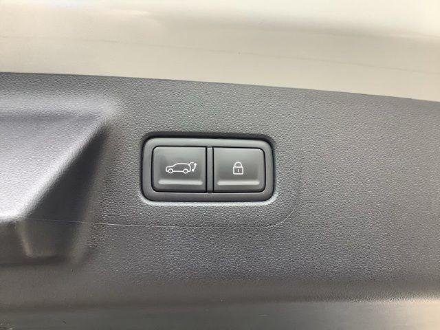 New 2026 Shimmering Silver Hyundai SEL image 13
